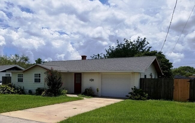 Building Photo - ~3/1~Sherman Ave~Cute home with fenced bac...