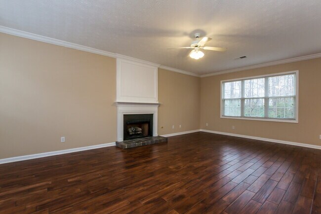 Photo - 225 Chamberlyn Ln