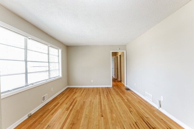 Photo - 6570 Elsie St