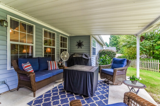 400 sq ft covered porch large backyard - 387 Ayelsbury Ct