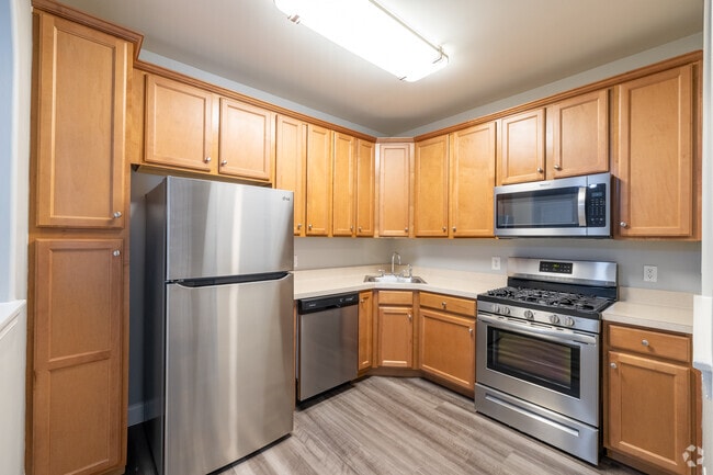 1BR, 1.5BA - 816SF - The Andover - Kitchen