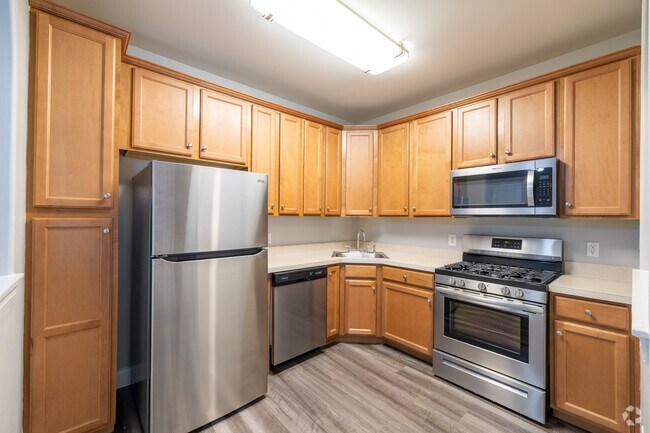 1BR, 1.5BA - 816SF - The Andover - Kitchen - Warren Heights