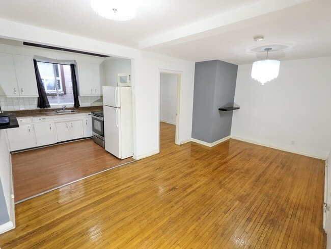 Photo - 2bd, 1Bath 5 minutes walk to Eglinton W Su... Unit 2