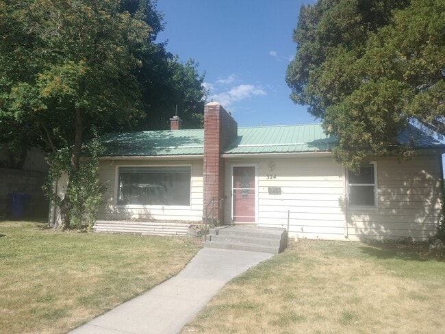 Building Photo - Darling 2 bed 1 bath house close to BYU-Idaho