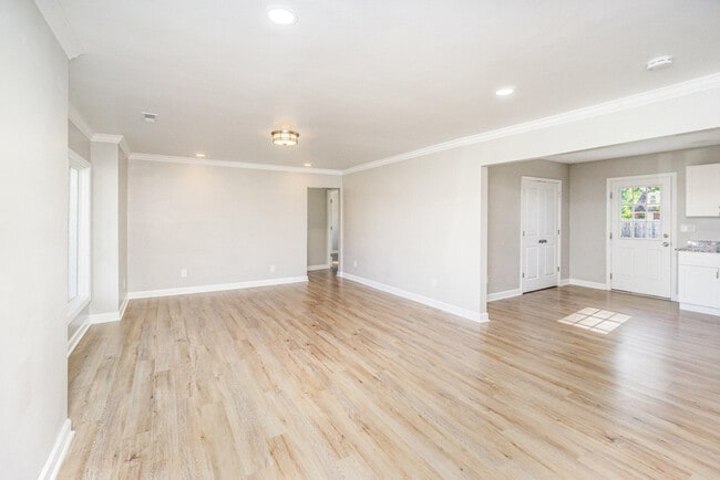 Photo - 358 Sheridan Dr