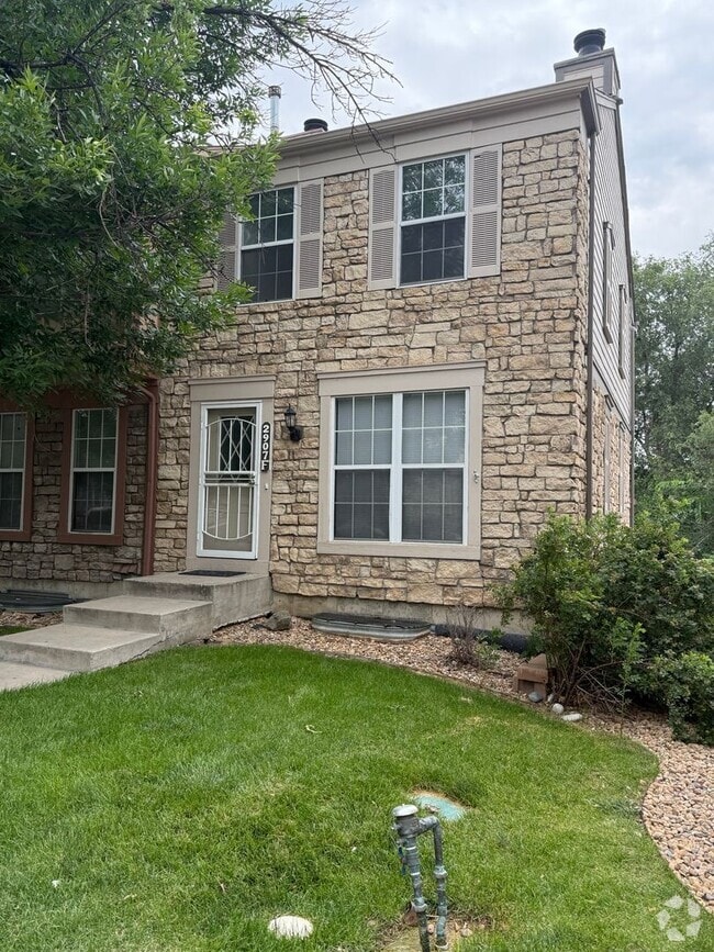 Building Photo - 3 bed/2.5 bath townhome available for rent