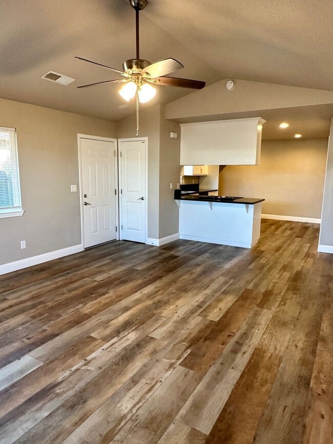 Building Photo - 912 5th St Unit B