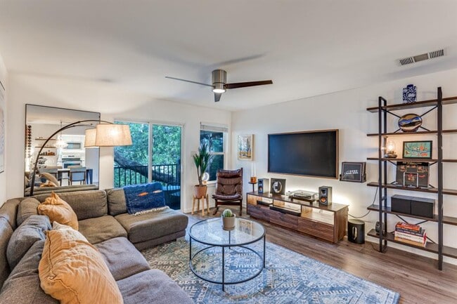 Building Photo - 3604 Clawson Rd Unit 202