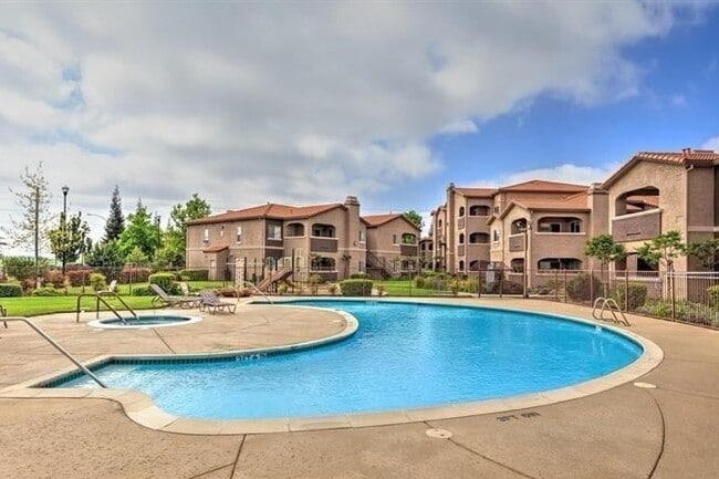 Swimming Pool and Play Area - 10001 Woodcreek Oaks Blvd Unidad 1025