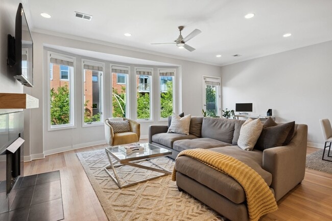 Photo - 821 W Superior St Unidad 3