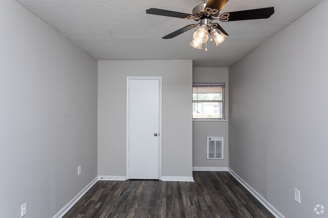 2BR, 1BA - 900 SF