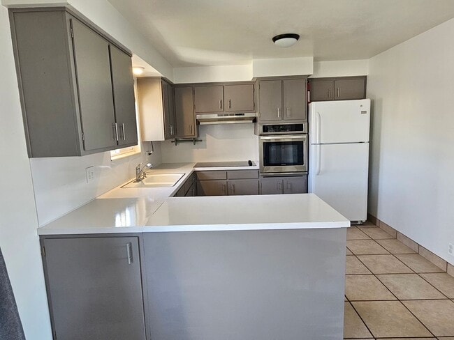 Building Photo - Spacious 4 Bed Bountiful Home | Central Location & Covered Parking