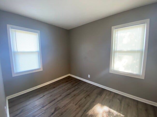 Building Photo - 2 Bedroom Single Family