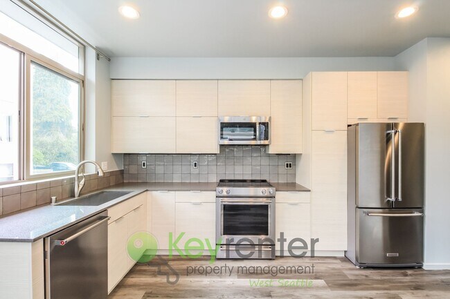 Building Photo - Modern 3 Bedroom with Rooftop Deck and In Unit Laundry