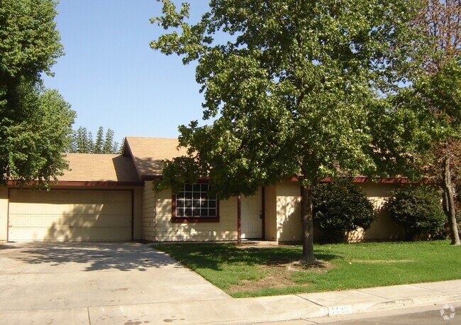 Building Photo - Charming Home on Corner Lot