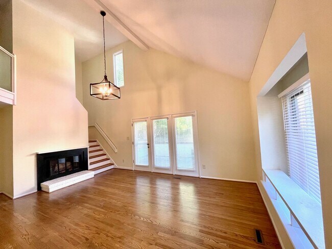 Photo - A Beautiful Updated End Unit Townhouse in ...