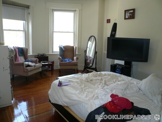 Building Photo - 1595 Beacon St Rental