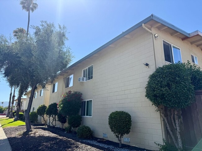 Building Photo - 1805 Bradford Way Unit D