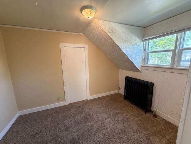140 E 1st St Unit 2 Upper