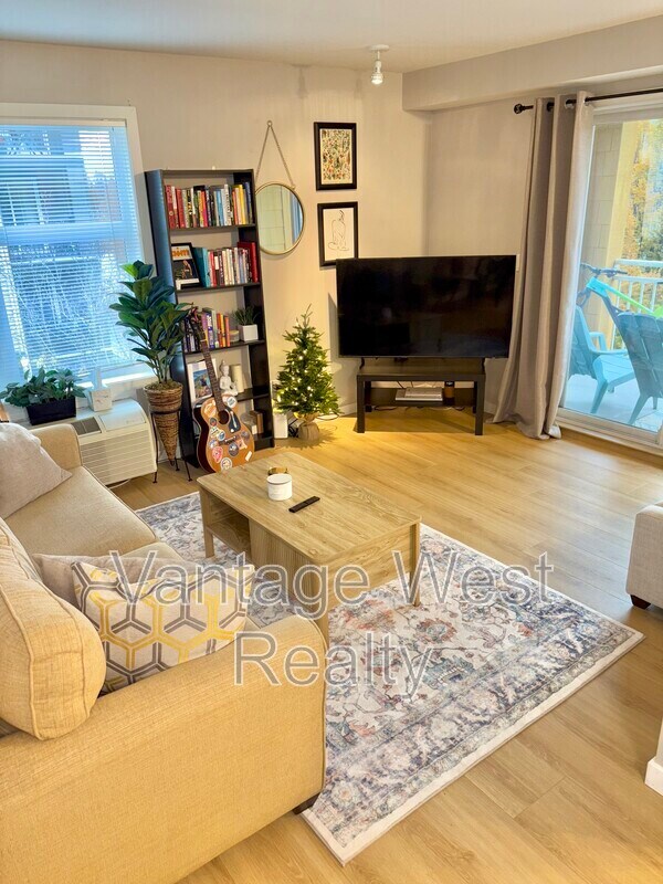 Photo - 571-571 Yates Rd