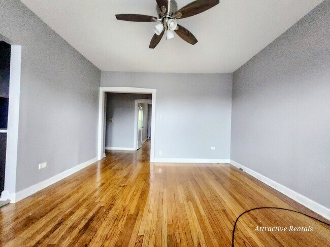 Photo - 6055 S Troy St Unidad 2
