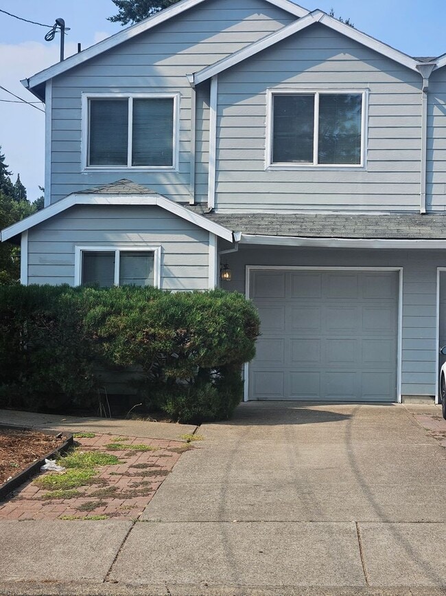 Building Photo - Spacious 3 bedroom 2.5 bath in Hillsboro Rental