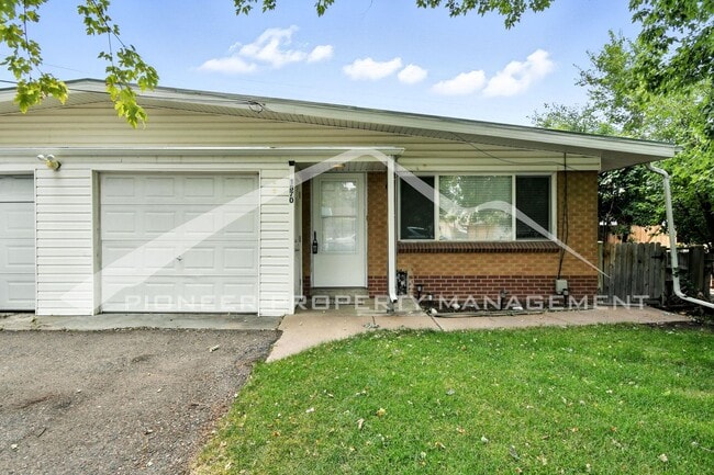 Building Photo - Charming Duplex with Washer/Dryer and Fenc... Rental