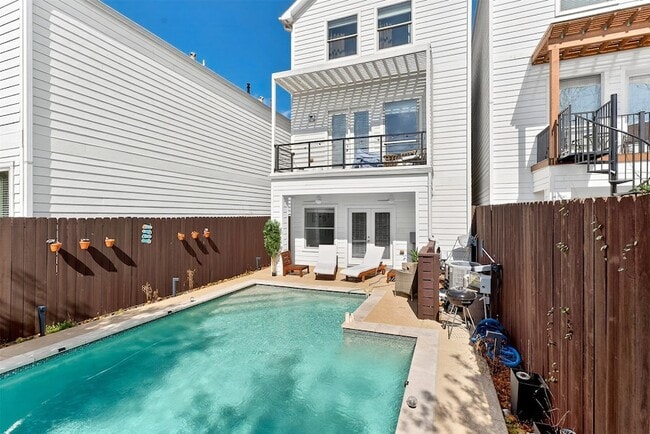 Building Photo - 5227 Nett St