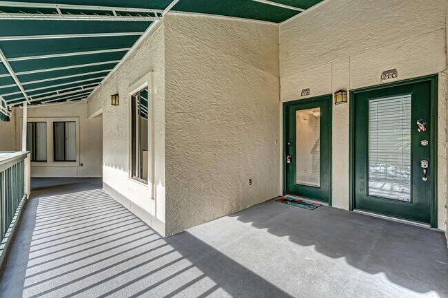 Photo - 208 Southlake Ct