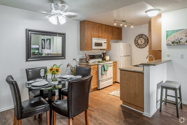 1BR, 1BA - 721SF - Dining/Kitchen