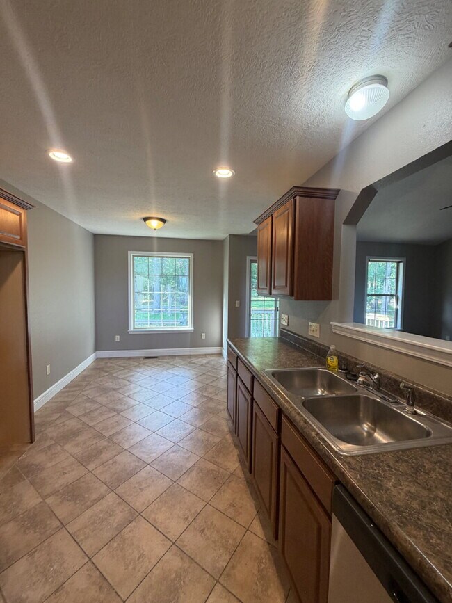 4 Bedroom / 3 Bath - Horizon Hills / Meadow Ridge (Near Branson school district)