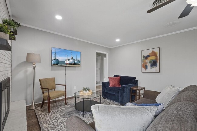 Building Photo - Bright & spacious 6-bedroom retreat in Ben... Rental