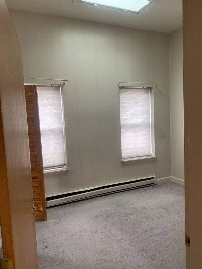 Dormitorio de aproximadamente 12x15 - 38 Williams St Unidad 38 Williams