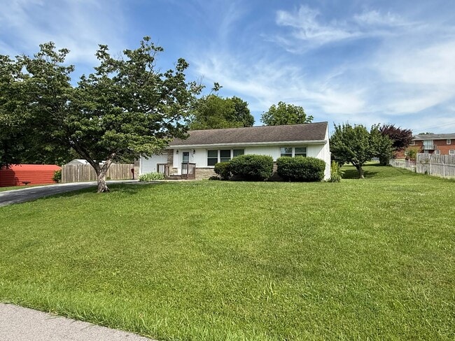 Building Photo - 3/2 bath home - Town Acres School District!