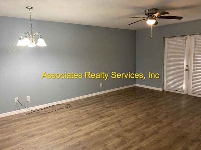 Building Photo - 2 Bed/2.5 bath End Unit Town home!  LOOK !!!