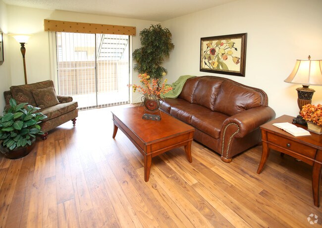 Model B2 2BDx2BA 970SF - Trinity Crossing Apartments