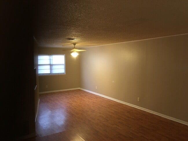 Building Photo - Town Home