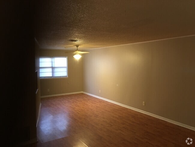 Building Photo - Town Home