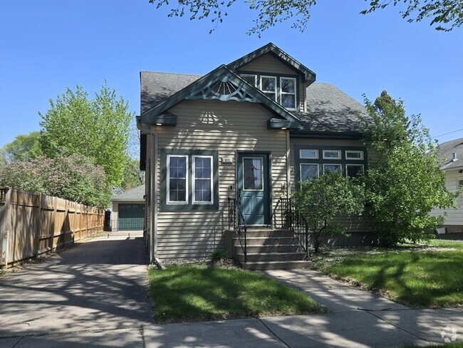 Building Photo - 1011 Cottonwood St Rental