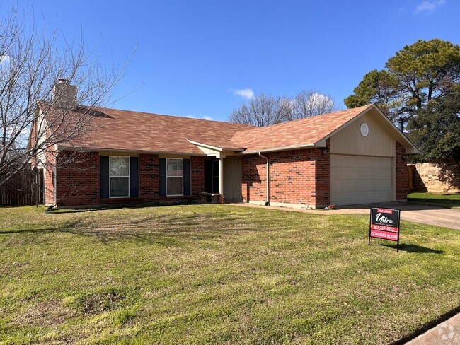 Building Photo - 2405 Chinaberry Dr Rental