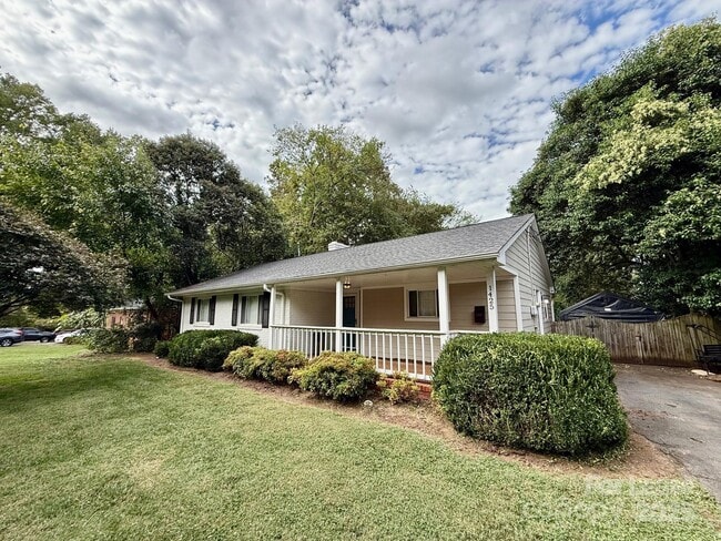 Building Photo - 1425 Montford Dr