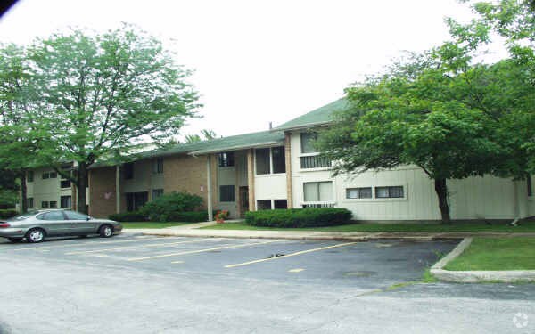 Photo - 18585-18591 Meadow Ln Apartments