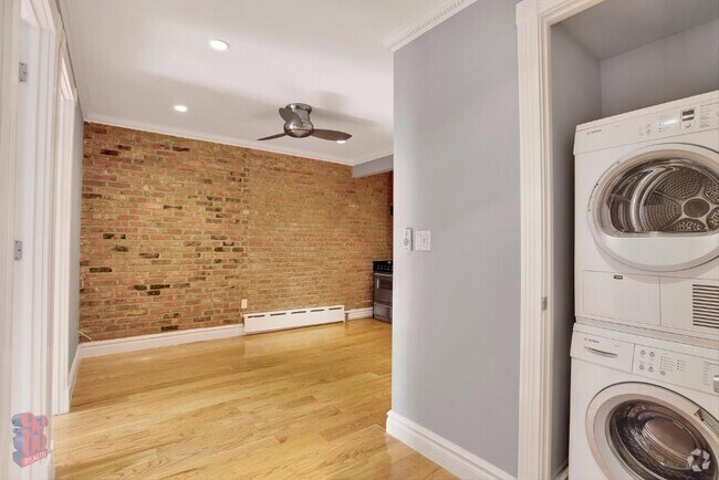 Building Photo - 424 E 9th St Rental