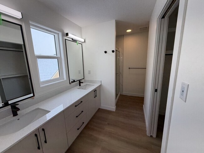 Photo - 11323-11106 106 St