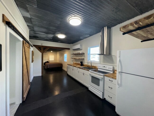 Photo - Charming Studio Apartment