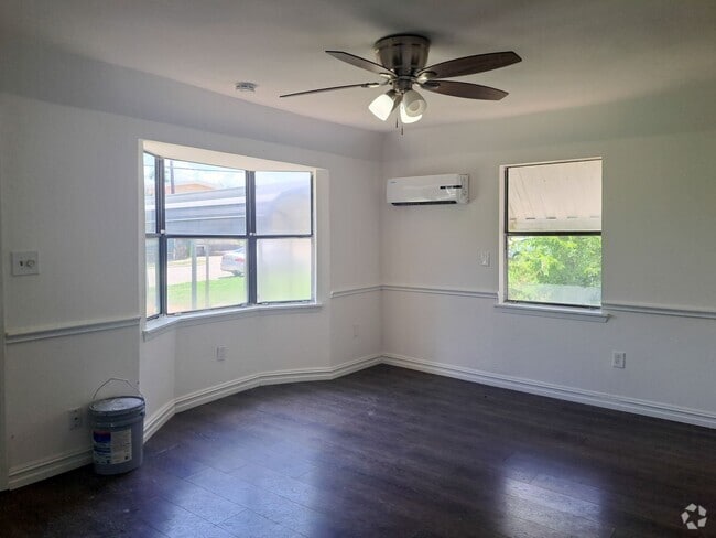 Building Photo - 3 bedroom / 2 bath Rental