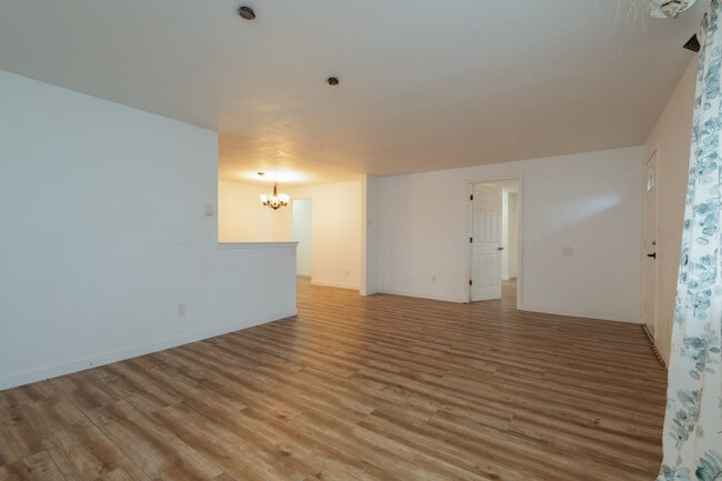 Photo - 938 E 65th St