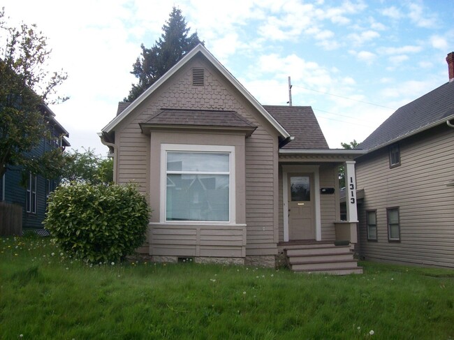 Centrally located 2 bedroom, 1 bathroom home! - Centrally located 2 bedroom, 1 bathroom home!