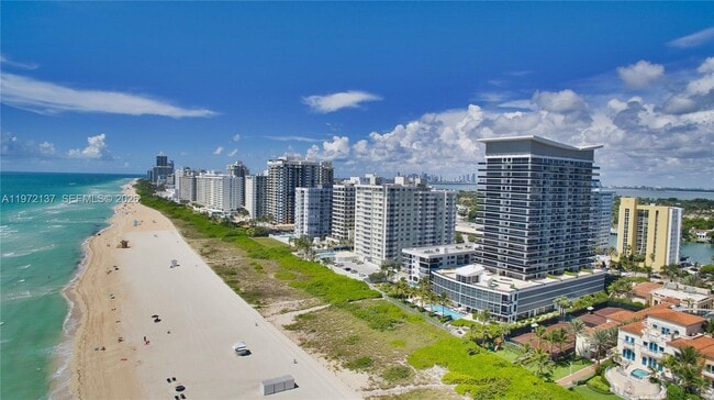 Building Photo - 5875 Collins Ave Unit 1008