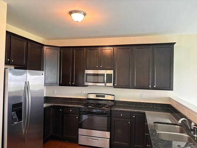 Building Photo - 948 King Way